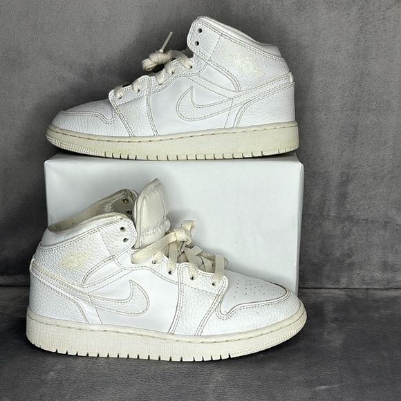 🔥🔥🔥Nike Air Jordan 1 Mid Triple White Boys Sneakers Size: 5Y🔥🔥🔥 - Picture 1 of 10